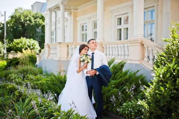 Couple de mariage séjour près de maison vintage antique — Photo