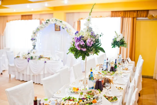 Flores lilás violeta na mesa de casamento — Fotografia de Stock