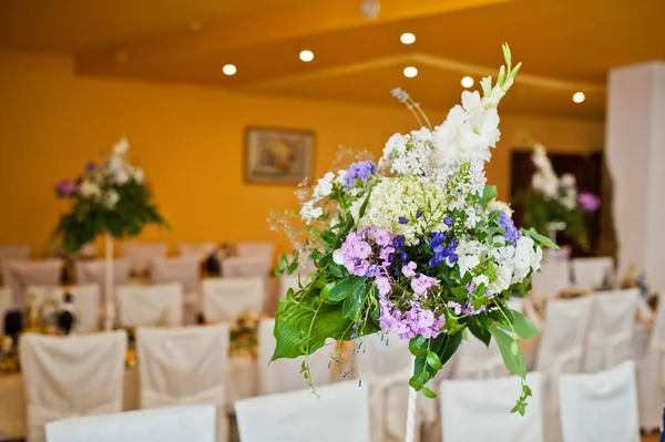 Flores lilás violeta na mesa de casamento — Fotografia de Stock