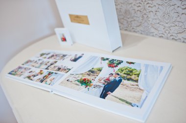 Lüks beyaz deri bir düğün albümü ve fotoğraf defteri.
