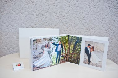 Lüks beyaz deri bir düğün albümü ve fotoğraf defteri.