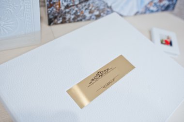 Lüks beyaz deri bir düğün albümü ve fotoğraf defteri.