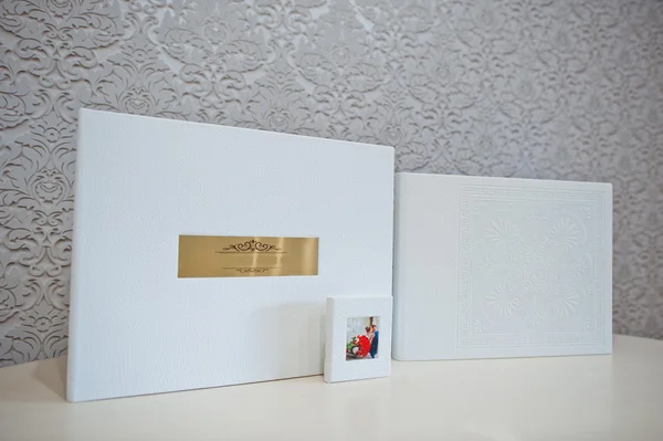 Luxusní bílá kůže svatební foto album a foto kniha — Stock fotografie