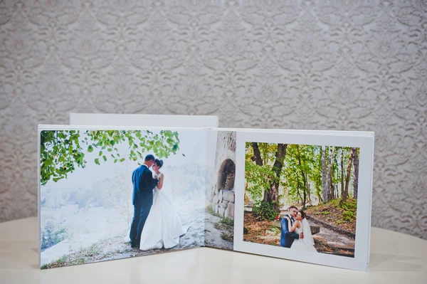 Luxusní bílá kůže svatební foto album a foto kniha — Stock fotografie