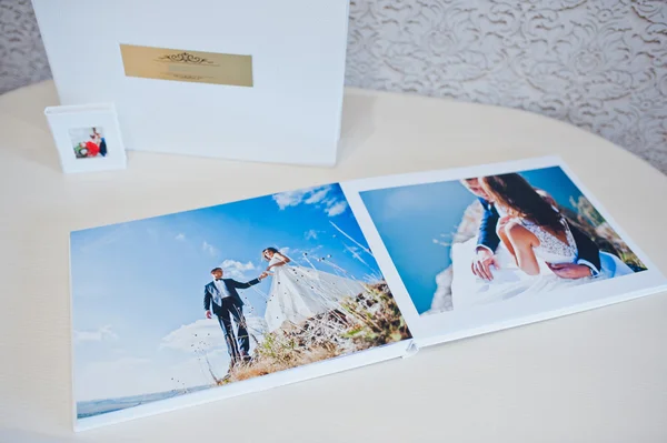 Luksusowy biały skórzany album ze zdjęciami ślubnymi — Zdjęcie stockowe
