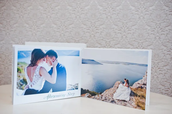 Luxury white leather wedding photo album and photo book — Stock Photo, Image