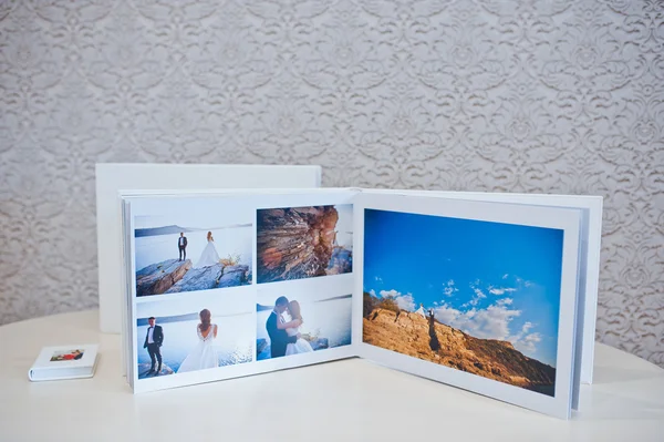 Lyxigt vitt läder bröllop fotoalbum och fotobok — Stockfoto