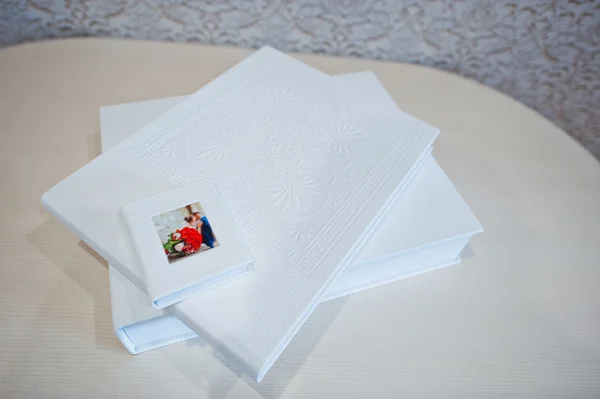 Luksusowy biały skórzany album ze zdjęciami ślubnymi — Zdjęcie stockowe