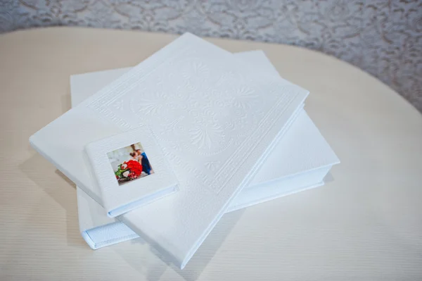 Luxury white leather wedding photo album and photo book — Stock Photo, Image