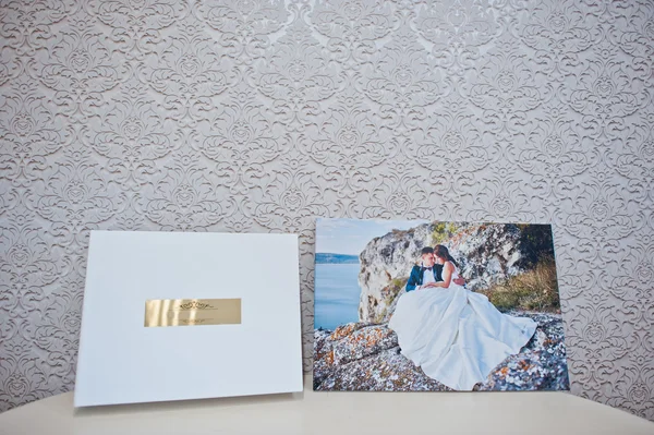 Luxury white leather wedding photo album and photo book — Stock Photo, Image