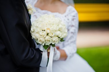 Yeni evli, elinde beyaz gül buket düğün