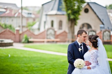 Evli çift yeşil çimenlerin üzerinde eğleniyor 