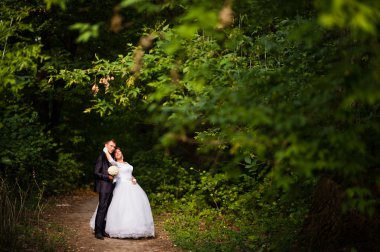 Çift düğün mucizevi bir şekilde orman