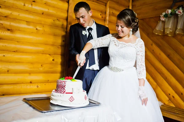 Newlywed wedding cake snijden op houten restaurant — Stockfoto