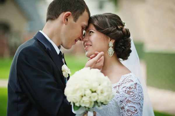 Κοντινό πλάνο γαμήλιο ζεύγος. Ειλικρινή ματιά της νύφης — Φωτογραφία Αρχείου