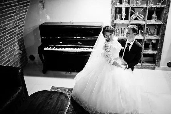Bröllopsparet på gamla vintage room — Stockfoto