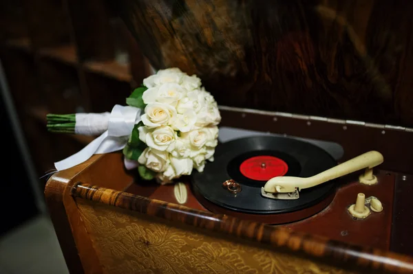 Ramo de bodas con anillos en olf vintage gramófono — Foto de Stock