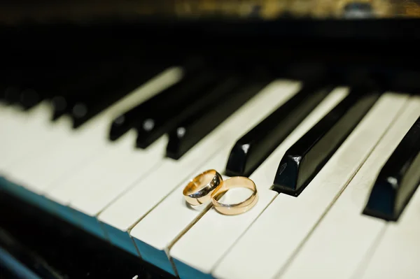 ピアノの鍵盤で結婚指輪 — ストック写真