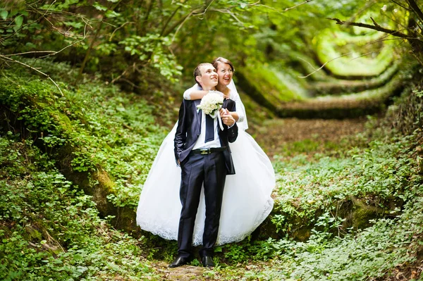 Matrimonio coppia a vicolo verde — Foto Stock