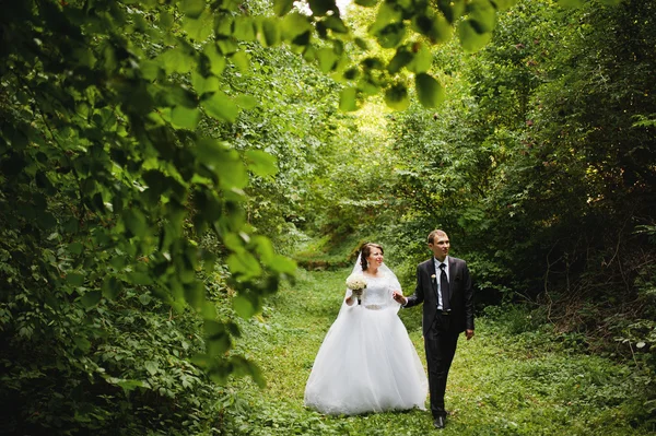 Bruiloft paar op groene alley — Stockfoto