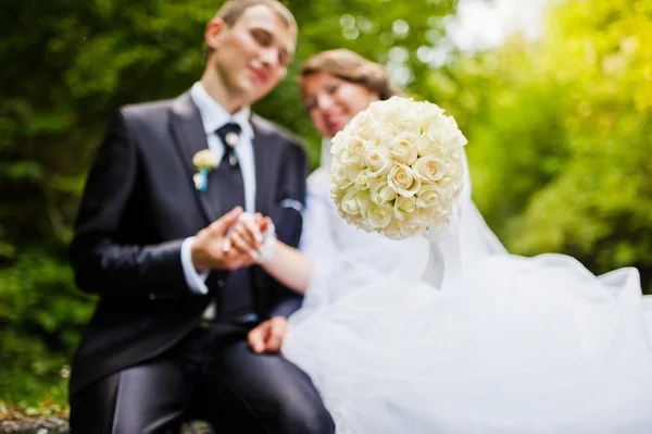 Couple de mariage à allée verte — Photo