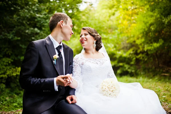 Bruiloft paar op groene alley — Stockfoto