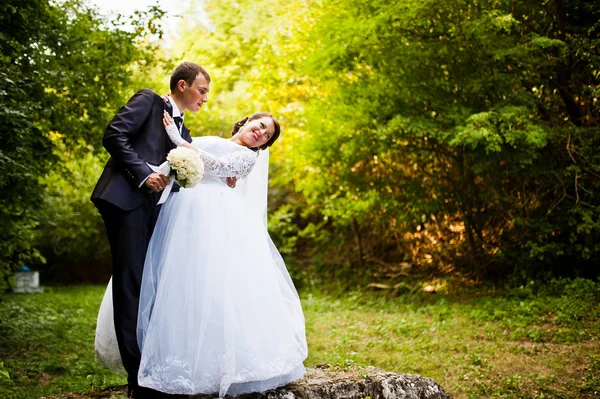 Casamento casal no beco verde — Fotografia de Stock