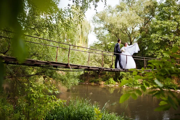 Casamento na ponte suspensa sobre o rio — Fotografia de Stock