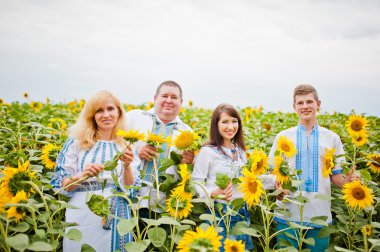 Mutlu aile ayçiçeği üzerinde eğleniyor