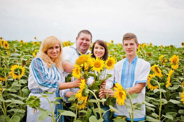 Glückliche Familie mit Spaß an Sonnenblumen — Stockfoto