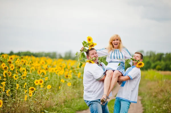 Glückliche Familie mit Spaß an Sonnenblumen — Stockfoto