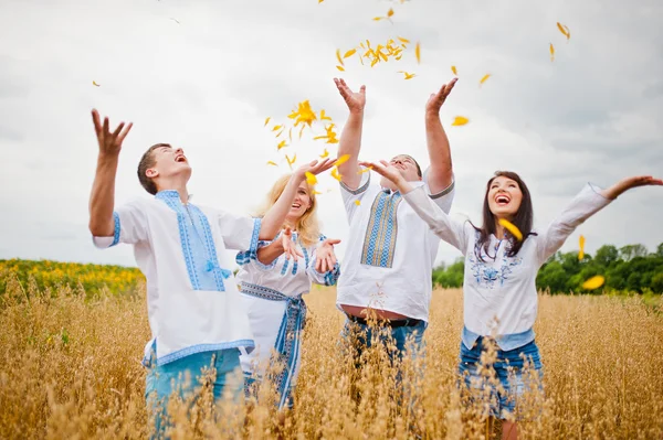 Mutlu aile sahada eğleniyor — Stok fotoğraf