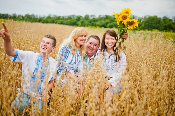 Família feliz se divertindo em campo — Fotografia de Stock