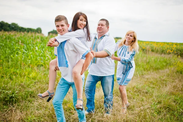 Šťastná rodina baví na hřišti — Stock fotografie
