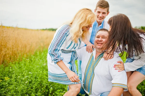 Lycklig familj att ha kul på fältet — Stockfoto