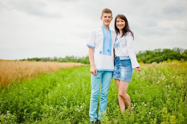 Frère avec sœur s'amuser sur le terrain — Photo