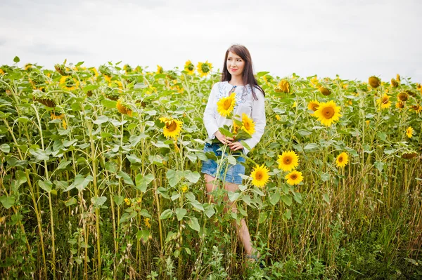 Jeune fille brune sur le champ de tournesols — Photo
