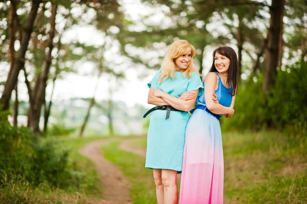 Gelukkige familie. Jonge moeder en dochter bij pine forest — Stockfoto