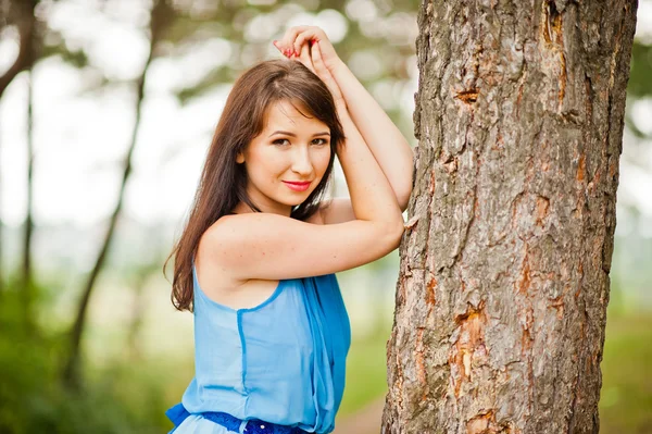 Joven hermosa y linda chica posó en el bosque de pinos —  Fotos de Stock