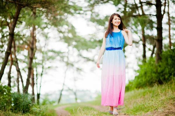 Jovem menina bonita e bonito posou na floresta de pinheiros — Fotografia de Stock