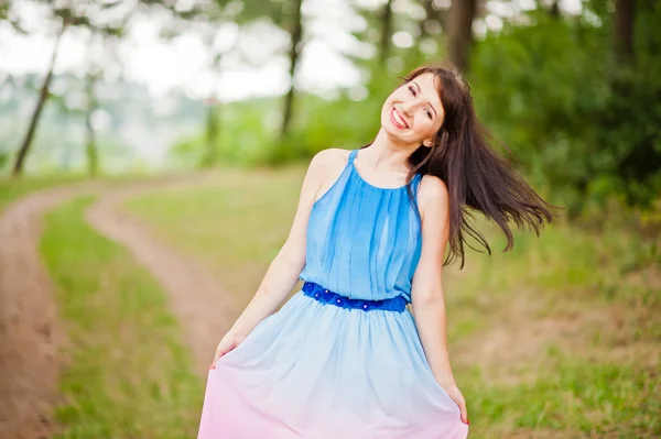 Joven hermosa y linda chica posó en el bosque de pinos —  Fotos de Stock