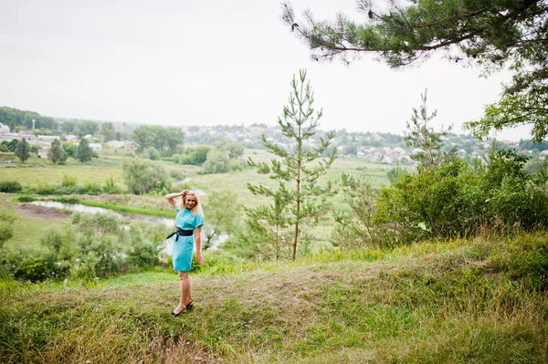 Adult blonde woman posed at pine forest — Stock Photo, Image