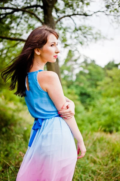 Joven hermosa y linda chica posó en el bosque de pinos —  Fotos de Stock