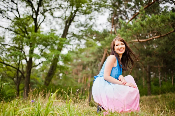 Молодая красивая и симпатичная девушка позировала в сосновом лесу — стоковое фото