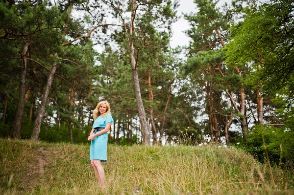 Adult blonde woman posed at pine forest — Stock Photo, Image