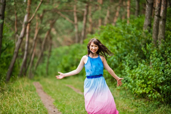 Jovem menina bonita e bonito posou na floresta de pinheiros — Fotografia de Stock