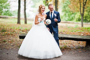 Düğün çift metin ile dekor bulut ile