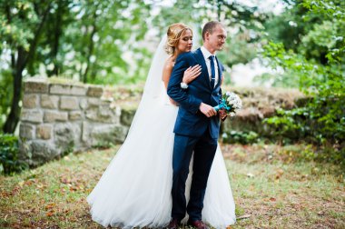 Arka plan yeşil bitki örtüsü üzerinde yeni evli 