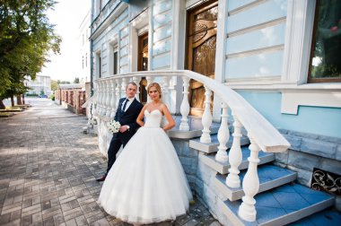 Evlilik çift yakınındaki beyaz klasik merdiven