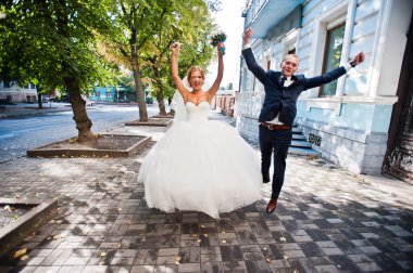 Mutlu evlilik çift kadar atlama 